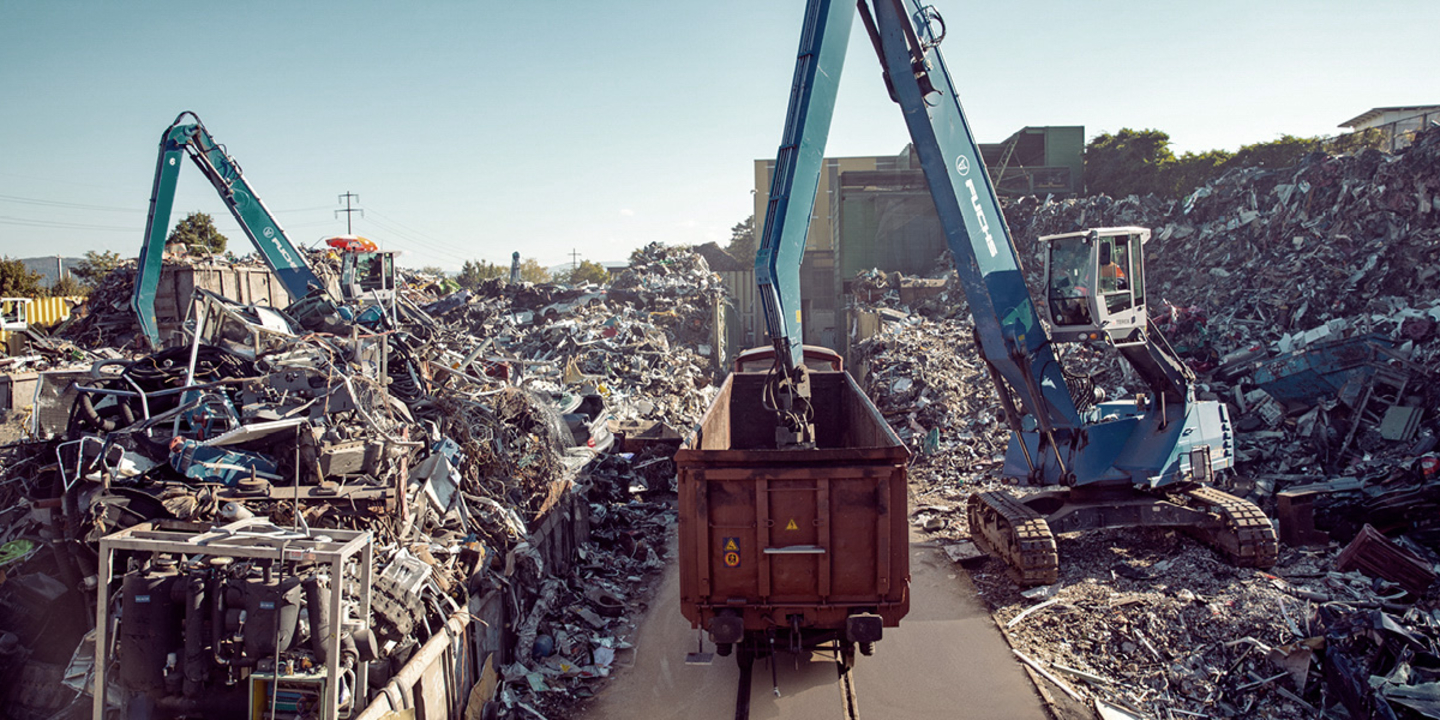 Bagger beladet Bahnwagen