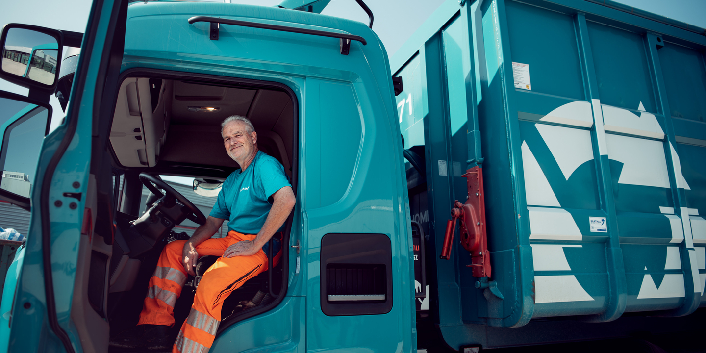 Mitarbeiter im LKW cockpit