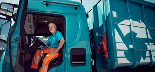 Mitarbeiter im LKW cockpit
